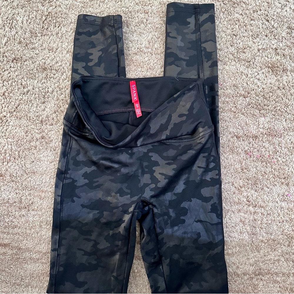 NWOT Spanx Shape Black Camo Leggings - Picture 8 of 9
